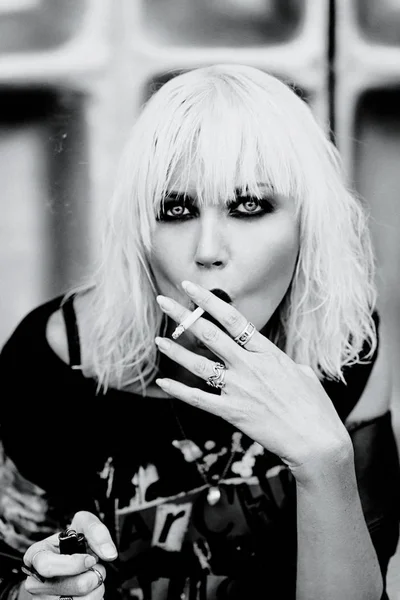 Retrato monocromo de elegante mujer joven grunge rubia fumar cigarrillo — Foto de Stock