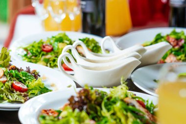 taze salata tabakları ve akşam yemeği masada sause