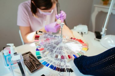 Manicare Ana istemci kadın için oje yapma