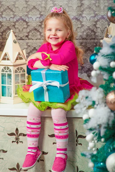 금발의 귀여운 크리스마스 나무와 — 스톡 사진