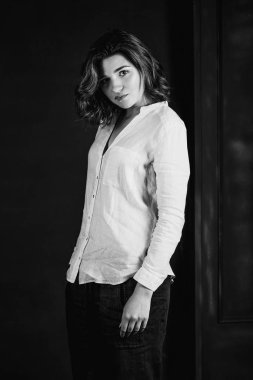 Genç, güzel bir üzgün kadın oyuncu stüdyoda kısa kahverengi saçlı, siyah ve beyaz portraite