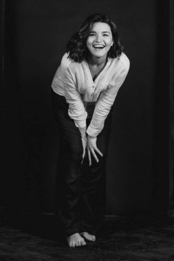 Stüdyo Kısa kahverengi saçlı genç, güzel gülümseyen kadın oyuncu tek renkli Portraite