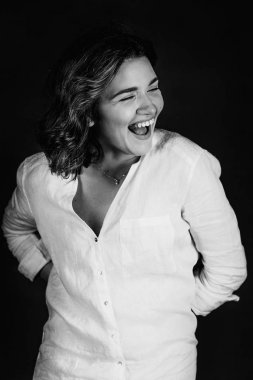 Stüdyo Kısa kahverengi saçlı genç, güzel gülen kadın oyuncu tek renkli Portraite