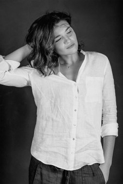 Stüdyo Kısa kahverengi saçlı genç, güzel gülümseyen kadın oyuncu siyah ve beyaz portraite