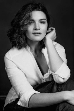 Stüdyo Kısa kahverengi saçlı genç, güzel gülümseyen kadın oyuncu siyah ve beyaz portraite