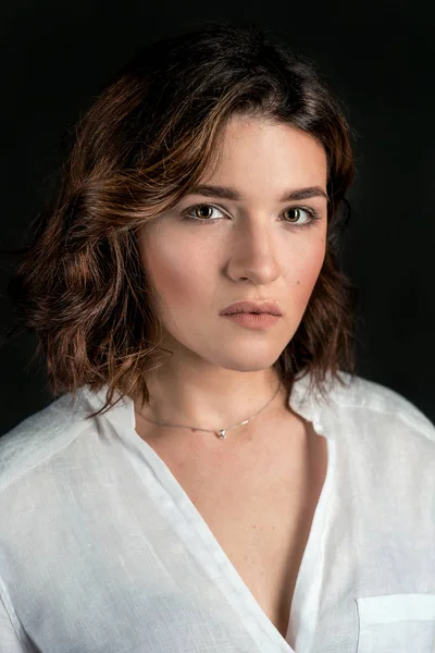 Fiatal Gyönyörű Szomorú Színésznő Portréja Rövid Barna Hajjal Fehér Ingben — Stock Fotó