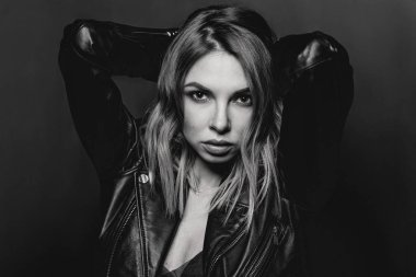 çekici şık sarışın genç kadın ipek elbise ve siyah ceket, siyah beyaz portre