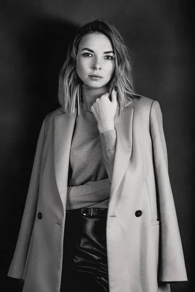 Retrato Blanco Negro Joven Atractiva Mujer Rubia Chaqueta Camisa Cuero — Foto de Stock