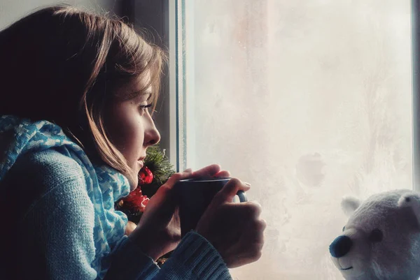 Yalnız güzel genç kadın kazak evde donmuş pencerenin hayal Kupası ile Sad üzgün