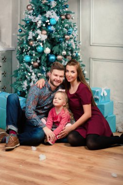 Mutlu anne şirin sarışın kızları yeni yıl ağacı yakınındaki kucaklamak 