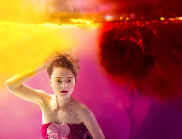 Retrato Surreal Jovem Mulher Atraente Com Bolhas Subaquáticas Água Colorida — Fotografia de Stock