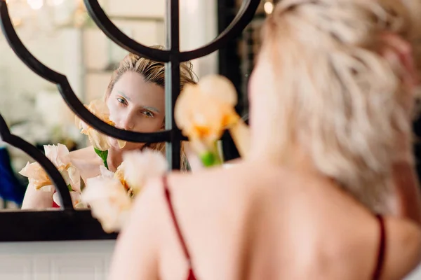 Portret Van Mooie Tedere Vrouw Met Bloemen Buurt Van Spiegel — Stockfoto