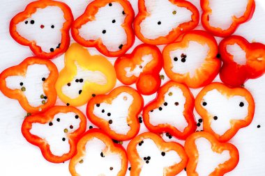 Dilimlenmiş bolgarian kırmızı biber kırmızı ve sarı biber ve kara biber peases