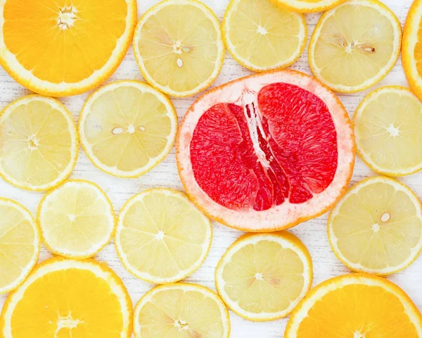 Нарезанные Лимоны Апельсины Грейпфруты Светлом Фоне — стоковое фото
