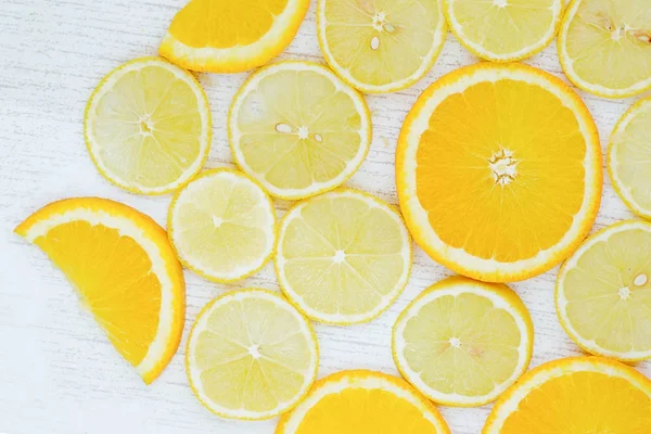 Нарезанные Лимоны Апельсины Грейпфруты Светлом Фоне — стоковое фото