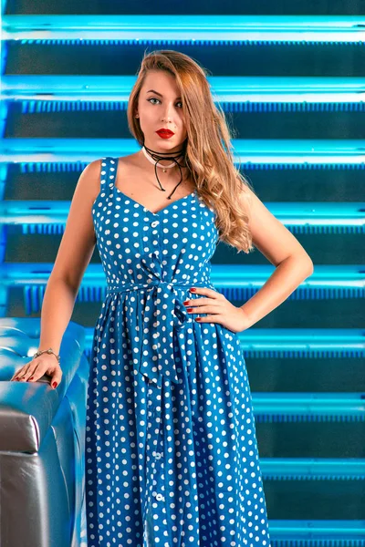 Hermosa Atractiva Mujer Joven Pelo Bastante Largo Vestido Azul Lunares — Foto de Stock