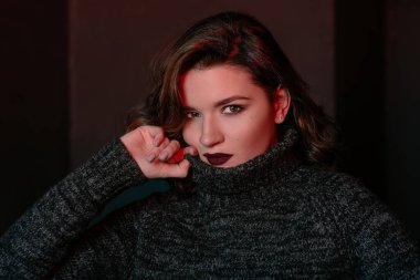 Karanlık odada gri süveterli yalnız kadın portre güzel ihale kıvırcık üzgün üzgün depresif