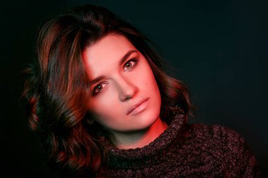 Güzel ihale kıvırcık üzgün üzgün yalnız kadın karanlık odada gri süveterli portresi