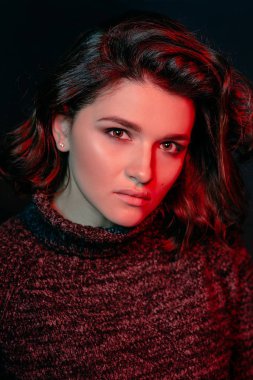 Güzel ihale kıvırcık üzgün üzgün yalnız kadın karanlık odada gri süveterli portresi