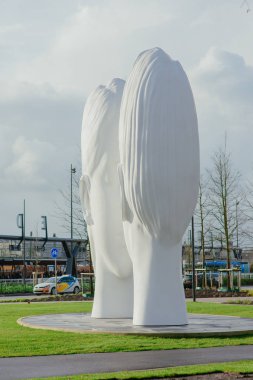 Koca oğlan ve kız beyaz kafasına Leeuwarden Merkezi Friesland, Hollanda, Avrupa, tren garının karşısında modern sanat Anıtı 