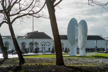 Koca oğlan ve kız beyaz kafasına Leeuwarden Merkezi Friesland, Hollanda, Avrupa, tren garının karşısında modern sanat Anıtı 