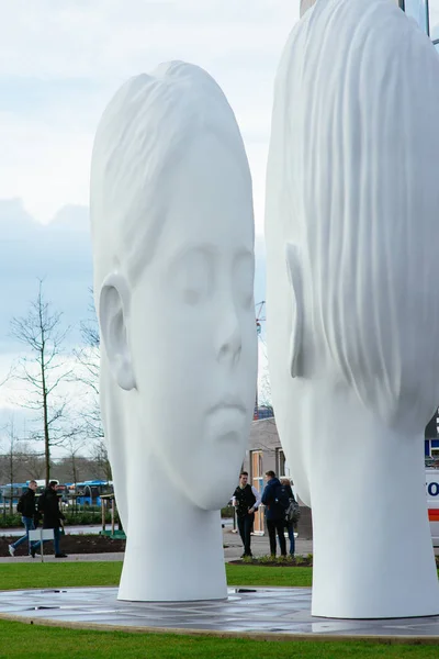 Moderne Kunst Monument Van Grote Jongen Meisje Wit Hoofden Het — Stockfoto