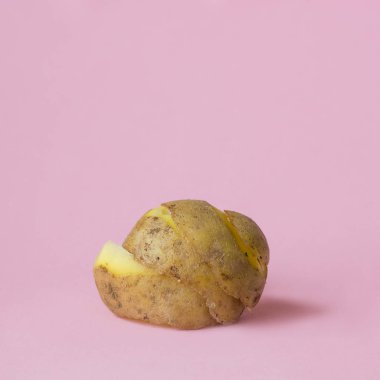 patates kabuğu geri dönüşüm sembolü olarak pembe arka plan üzerinde dolaşan Ekonomi