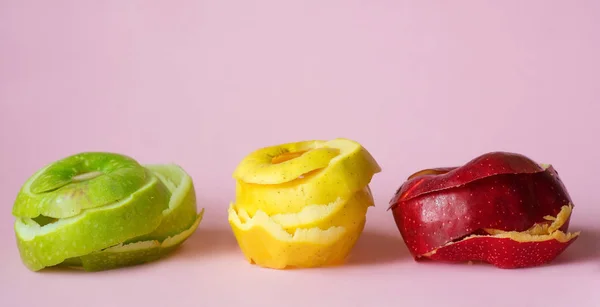 geri dönüşüm sembolü dolaşımda gibi Ekonomi, pembe arka plan kırmızı, yeşil, sarı elma kabuğu