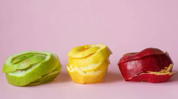 geri dönüşüm sembolü dolaşımda gibi Ekonomi, pembe arka plan kırmızı, yeşil, sarı elma kabuğu