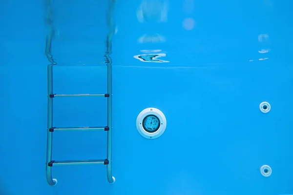 Pozadí Pohledu Bazénu Kovový Žebřík Pod Vodou — Stock fotografie