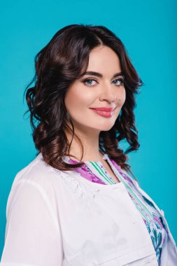 Güzel esmer genç kadın doktor üniformalı portresi