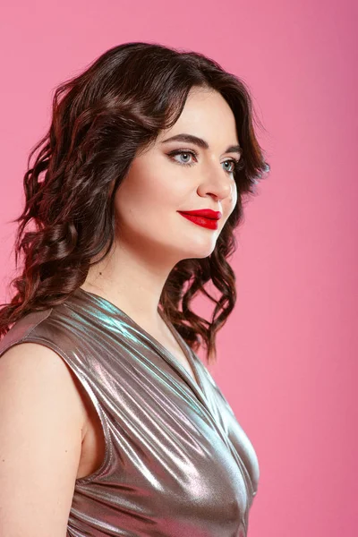 Portrét Bruneta Docela Atraktivní Mladé Ženy Stříbrné Disco Kombinéze Růžovém — Stock fotografie