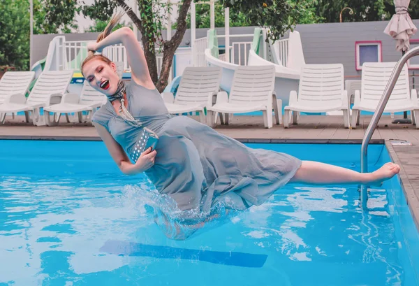 Schöne Stylische Blonde Dame Grauen Langen Kleid Fällt Den Pool — Stockfoto