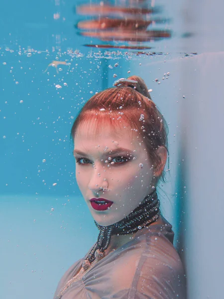 놀라운 드레스와 파란색된 스카프 수영장에서 여자의 초현실적인 초상화 — 스톡 사진