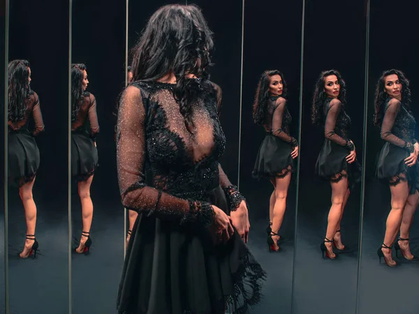 Portret Pięknej Kobiety Brunetki Czarne Buty Obcasie Buty Sukienka Stojący — Zdjęcie stockowe