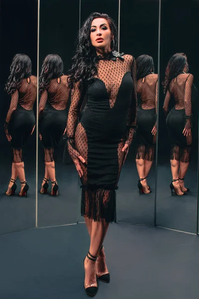 Siyah Yüksek Topuklu Ayakkabı Elbise Aynalar Duran Güzel Esmer Kadın — Stok fotoğraf