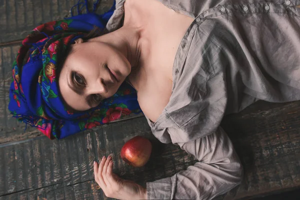 Portret Van Oekraïense Vrouw Traditionele Nationale Folk Kleren Met Apple — Stockfoto