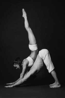 Tek renkli güzel sportif çift portresi: kadın ve erkek birlikte yoga asanas yaptığı Beyaz giysili kapalı 