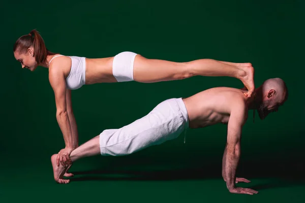 Vackra Sportig Kvinna Och Man Vita Kläder Gör Yoga Asanas — Stockfoto