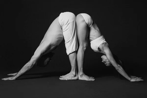 Retrato Monocromático Belo Casal Esportivo Mulher Homem Roupas Brancas Fazendo — Fotografia de Stock