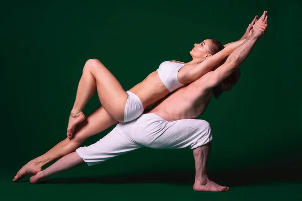 Vackra Sportig Kvinna Och Man Vita Kläder Gör Yoga Asanas — Stockfoto