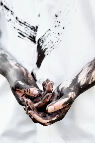 Βρώμικα Χέρια Του Σώματος Μαύρο Χρυσό Λάδι — Φωτογραφία Αρχείου