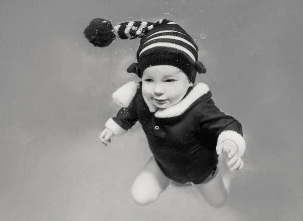 Monochromes Porträt Eines Kaukasischen Säuglings Unter Wasser Neujahrs Und Weihnachtsanzug — Stockfoto