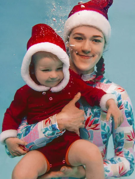 Kaukasische Frau Mutter Mit Kind Säugling Neujahrs Und Weihnachtsanzug Schwimmbad — Stockfoto