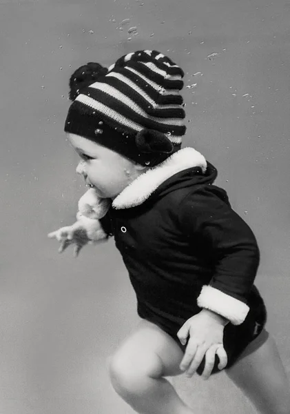 新的一年里在水下的高加索婴儿的单色肖像和游泳池里的圣诞套装 — 图库照片
