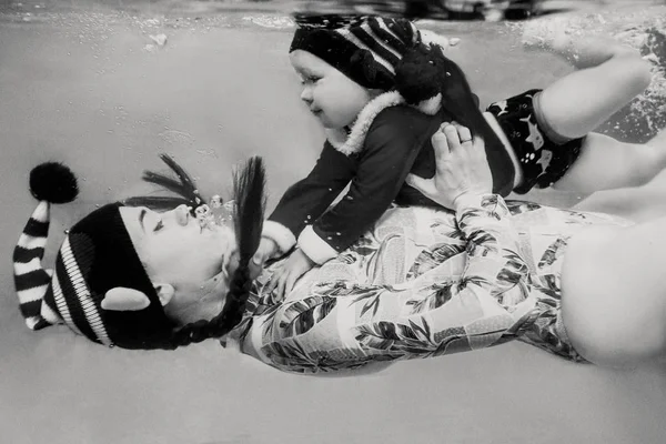 Μονόχρωμο Πορτραίτο Καυκάσιας Γυναίκας Μητέρας Παιδί Βρέφος Κάτω Από Νερό — Φωτογραφία Αρχείου