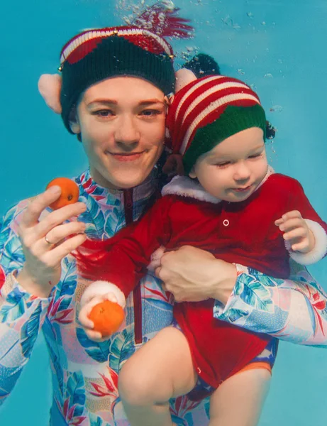 Kaukasische Frau Mutter Mit Kind Säugling Neujahrs Und Weihnachtsanzug Schwimmbad — Stockfoto