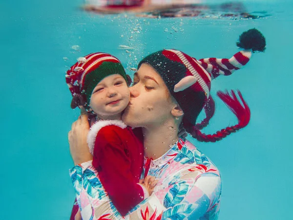 Кавказская Женщина Мать Целует Своего Ребенка Младенца Водой Новом Году — стоковое фото