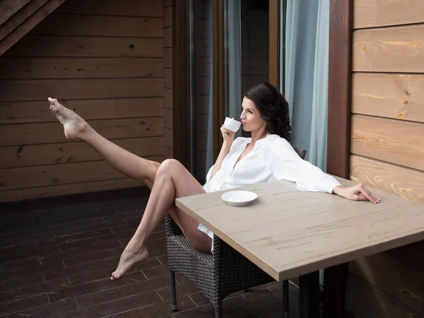 Hermosa Feliz Alegre Morena Mujer Túnica Seda Blanca Beber Café — Foto de Stock