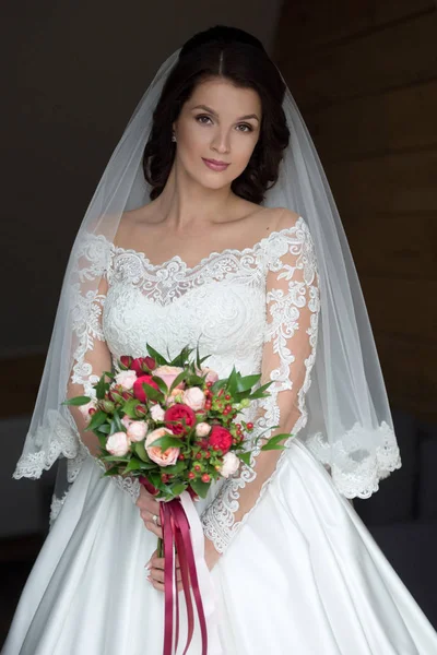 Retrato Caucasiano Bela Noiva Mulher Atraente Vestido Branco Europeu Tradicional — Fotografia de Stock